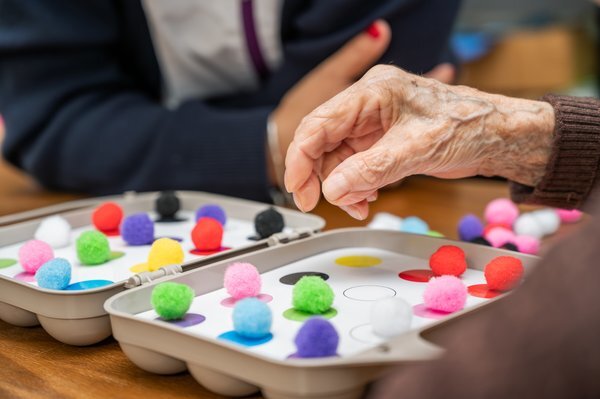 7 Activities That Help with Memory in Dementia Care Communities